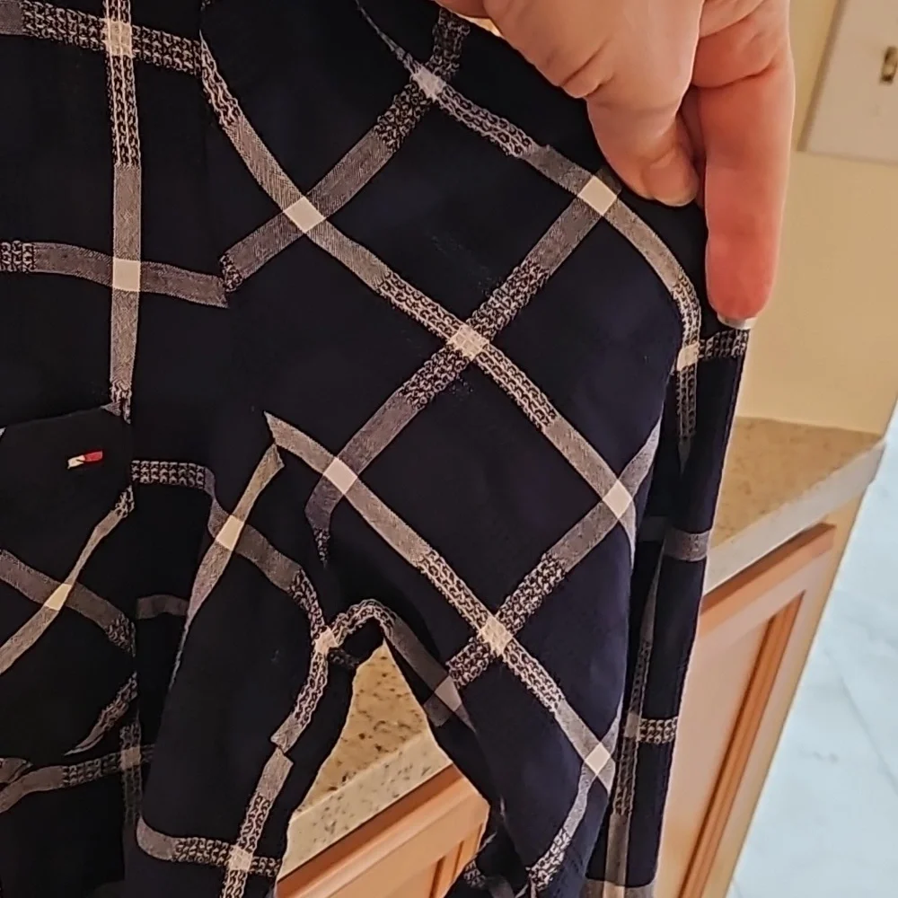 #93 Tommy Hilfiger button down top - Picture 4 of 8